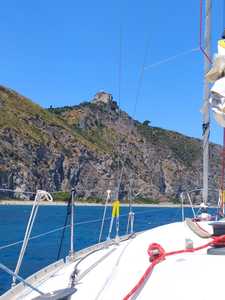 Escursione mezza giornata in barca a vela: veleggiando nella costa Saracena.